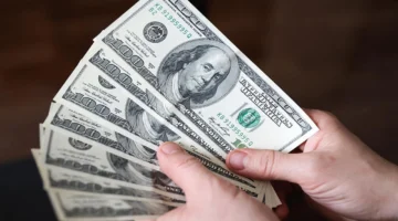 سعر الدولار يكسر حاجز الارتفاع ويسجل أدنى مستوياته منذ فترة طويلة السبت